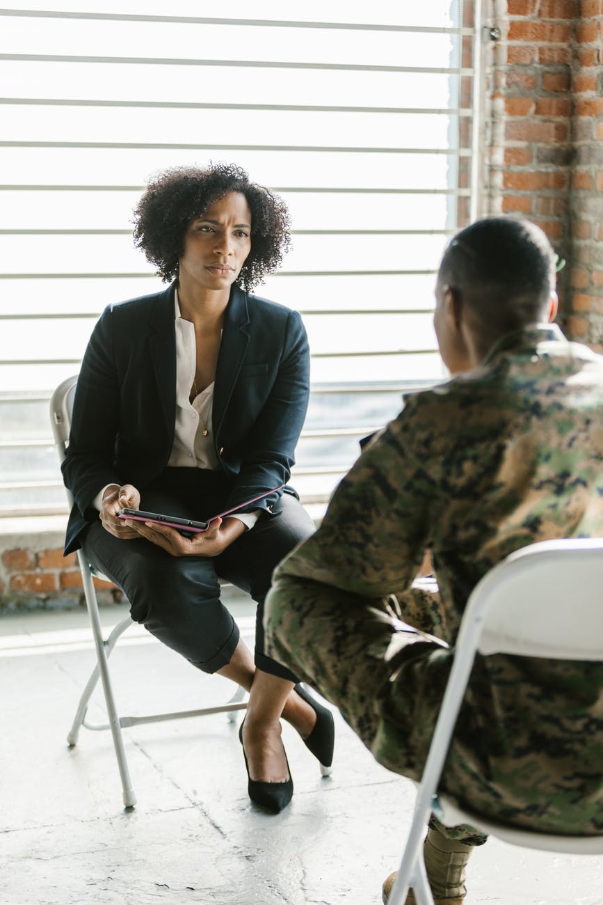 photo of psychologist listening to a soldier